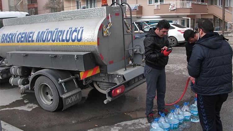 Belediye mahalleliye su dağıttı