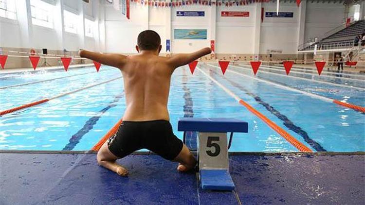 Kolları olmayan engelli yüzücünün azmi