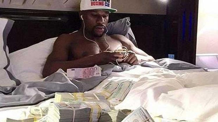 Floyd Mayweather bu kez de kazandığı paralarla poz verdi