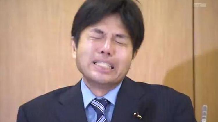 Japon politikacı çocuk gibi ağladı