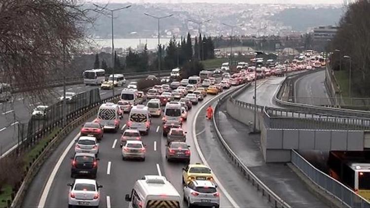 İstanbul trafiğinde toplantı ve okul yoğunluğu