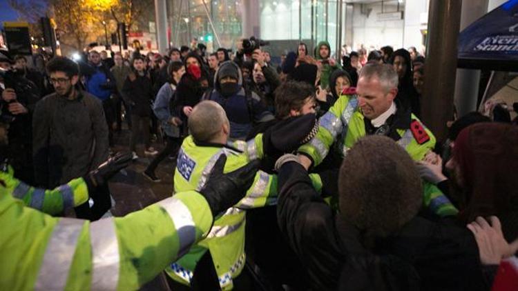 İngiliz polisinden öğrencilere sert müdahale
