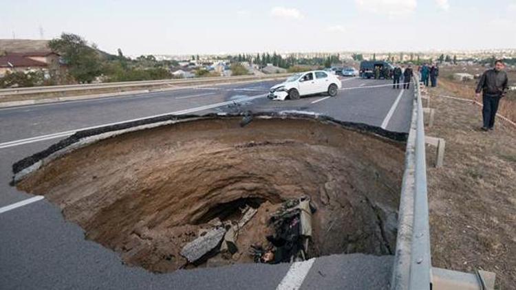 Kırım’da otoban çöktü: Çukura yuvarlanan araçta 6 kişi öldü