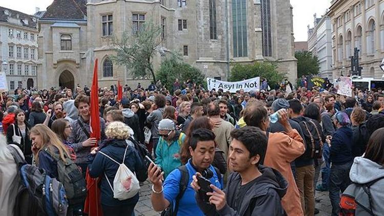 Mülteci başvurularını durduran Bakanın istifası istendi