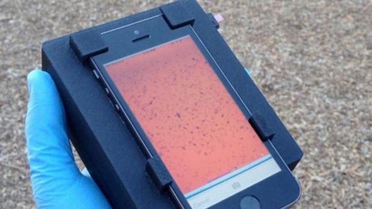 Kandaki parazitleri görüntüleyen akıllı telefon