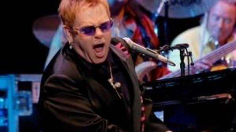 Elton John pes etti