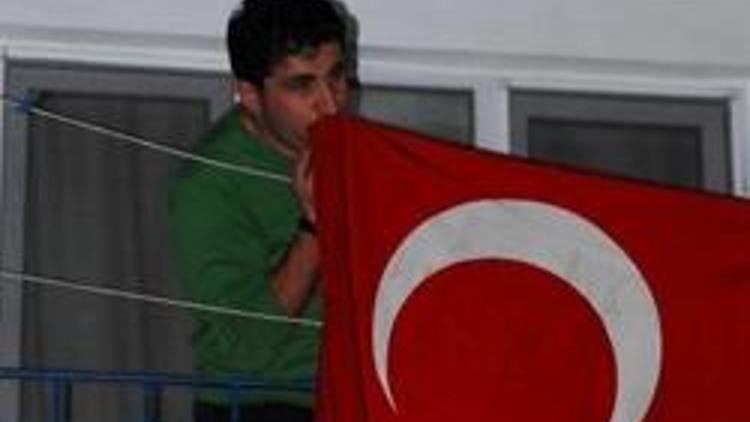 Annesinin ölüm haberini aldı, Türk Bayrağını öptü