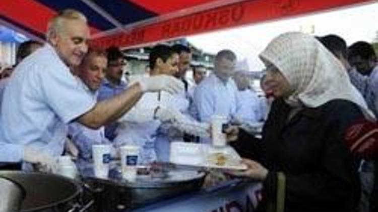 ABDli diplomatlar iftar çadırında yemek dağıttı