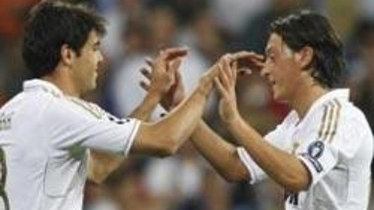 Real Mesut Özil ve Kaka ile yenilmez armada