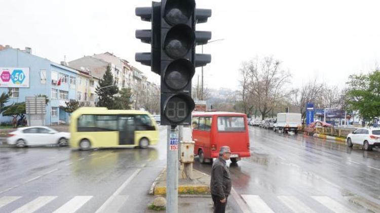 Enerjisiz şehirlerde büyük tehlike: Trafik ışıkları çalışmıyor