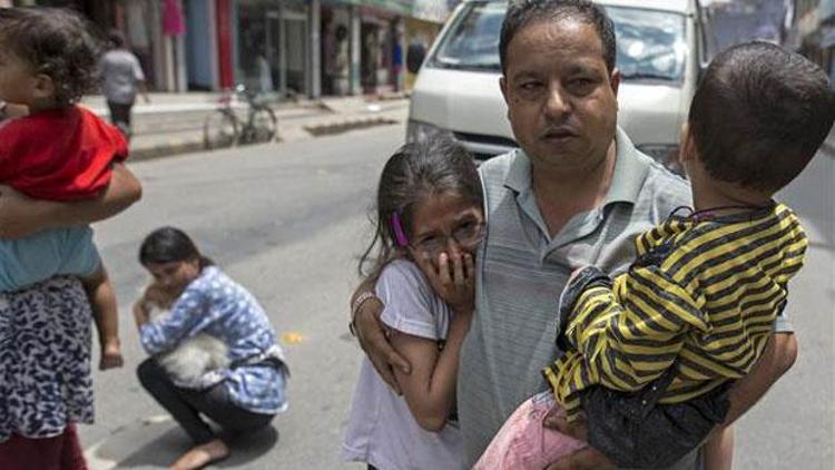 Nepalde 7,3 büyüklüğünde deprem
