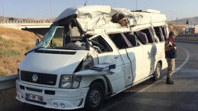 Sivasta minibüs devrildi: 3 ölü, 14 yaralı