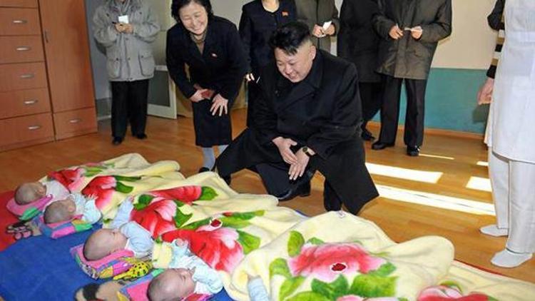 Kim Jong-unun ziyareti sırasında bebekler bile tek sıra