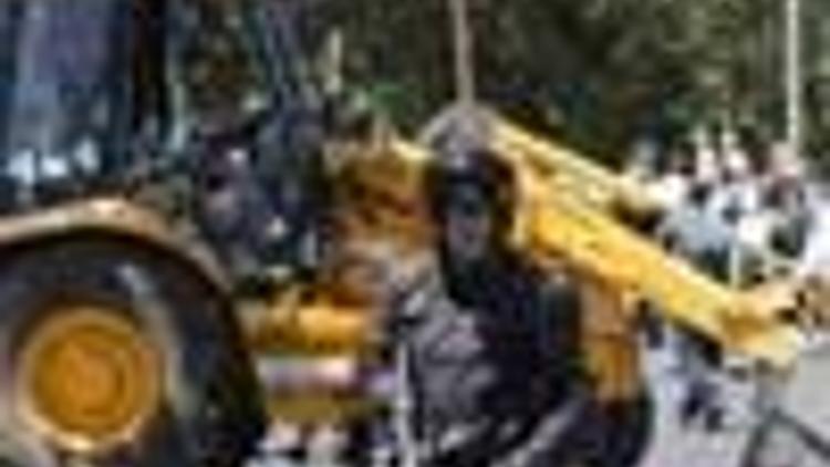 Bulldozer driver rampages in Jerusalem, shot dead