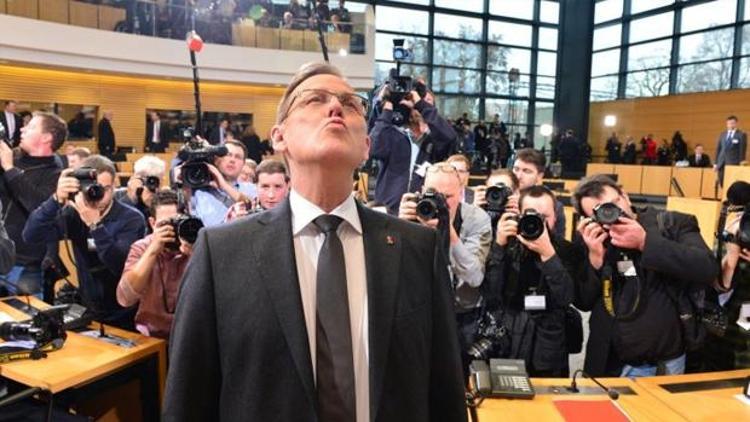 Almanyada ilk kez Sol Partili bir siyasetçi, başbakan oldu