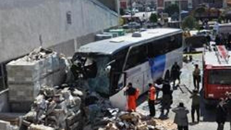 Otobüs benzinciye daldı: 27 yaralı