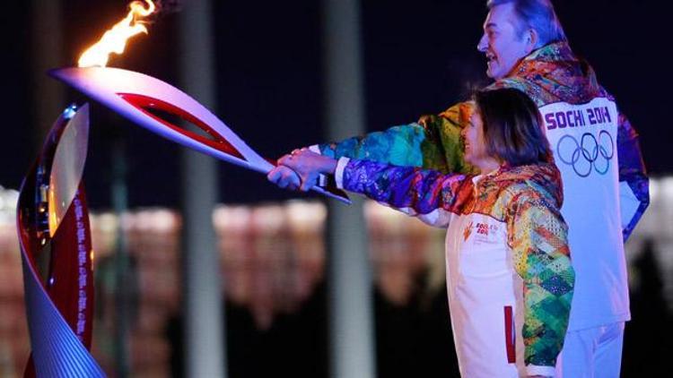 Irkçı tweet atan sporcu olimpiyat meşalesini yaktı