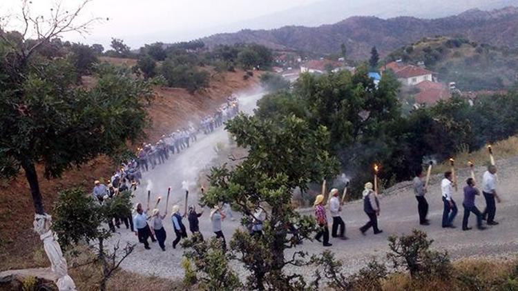 Köylülerden meşaleli su eylemi