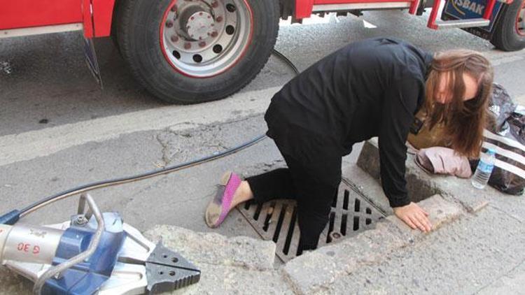 İstanbulda bacağı mazgala sıkışan genç kadın acı içinde yardım bekledi