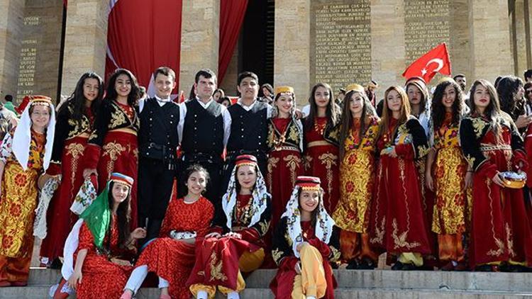 Türk gençliği Anıtkabirde