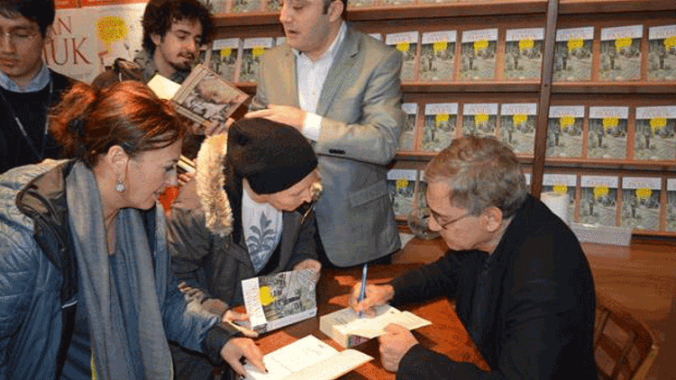 Orhan Pamuk Kafamda Bir Tuhaflık isimli kitabını imzaladı