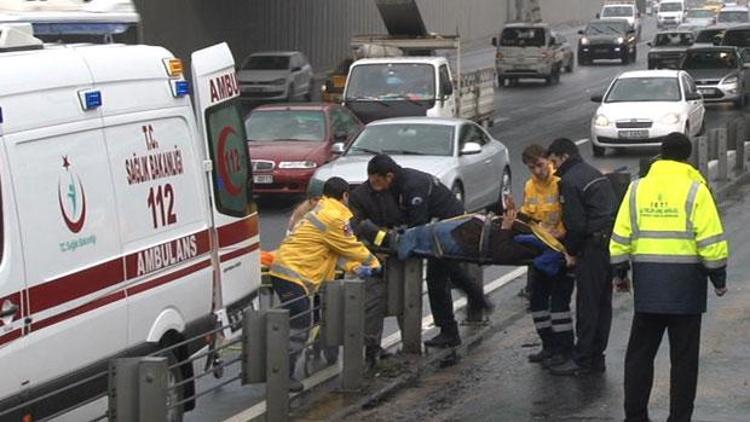 İki metrobüs çarpıştı: 3 yaralı