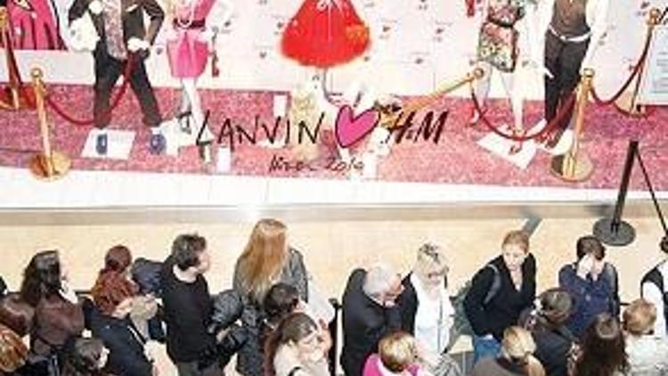 ‘Ucuz Lanvin’ şovu sosyeteyi çekti H&M, müşteriye ‘bileklik’ taktı