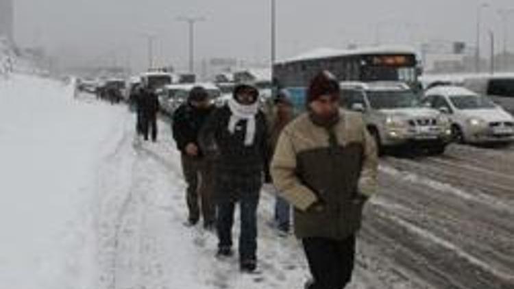 İstanbulda kar yüzünden trafik felç oldu, metrobüs durdu