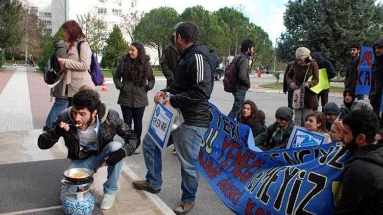 Rektörlük önünde yemek protestosu