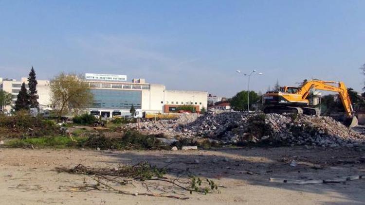 Sakarya’da yeni hastane binası için 100 ağaç kesildi