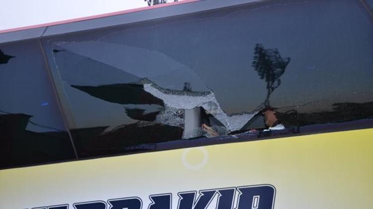 G.Saray otobüsüne taşlı saldırı