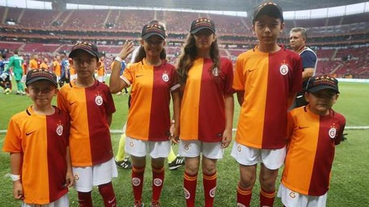 Hayalleri gerçek oldu: Somalı çocuklar Galatasaray-Inter maçında futbolcularla sahada