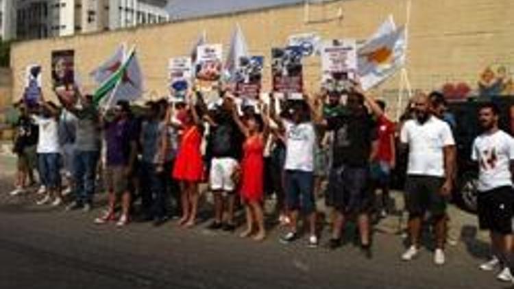 Clinton Kıbrıs Rum Kesiminde gençlerin protestosu ile karşılaştı