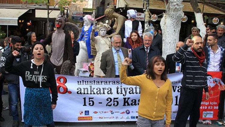 Tiyatro festivali sokakta başladı