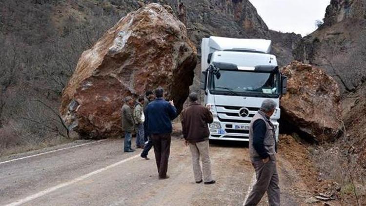 Tunceli-Erzincan karayoluna dev kayalar düştü