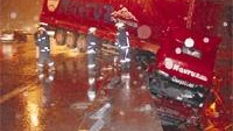 Yağmur ve kazalar İstanbul’u kilitledi