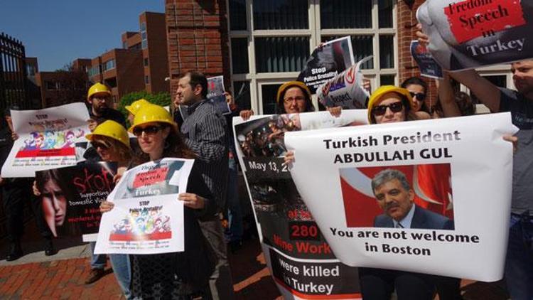 Türk öğrencilerden Gül’e protesto