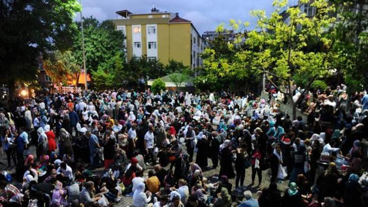 İstanbullular ilk iftar için Oruç Baba türbesine akın etti
