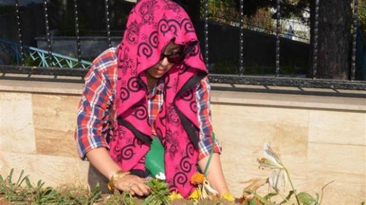 Vietnamlı Tuanvi, şehit eşinin mezarında gözyaşı döktü