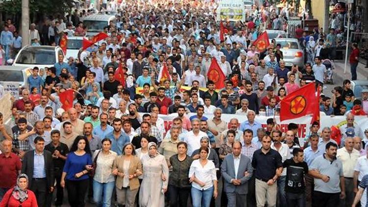 Diyarbakırda binlerce kişi yürüdü mührü söktü