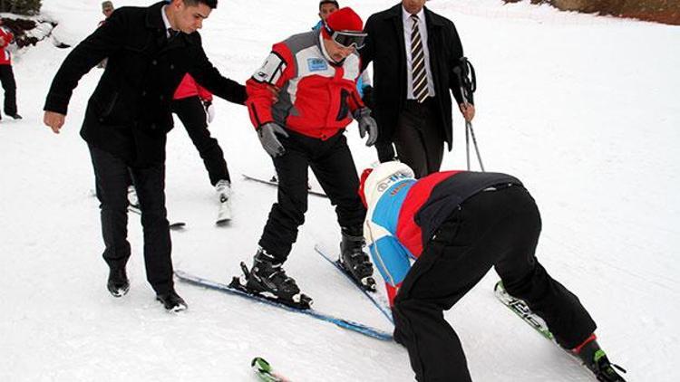 Vali ilk kez kayak yaptı, korumaları düşmesini engelledi