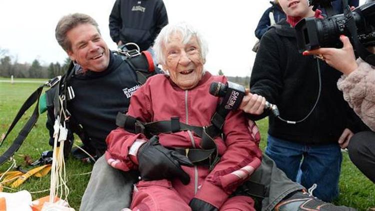 100 yaşında paraşütle atladı