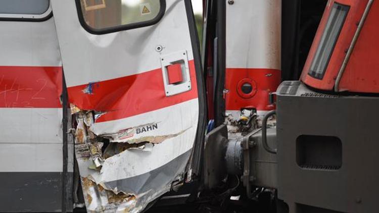 Almanyada bir yük treni yolcu trenine çarptı