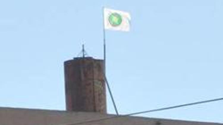 Sınırdaki PYD bayrağı indirildi