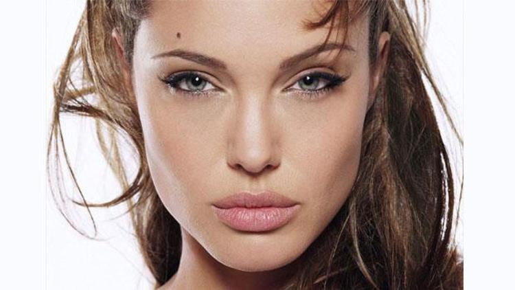 Angelina Jolie henüz 18 yaşındayken