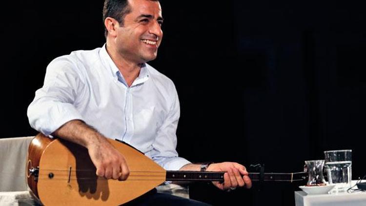 Selahattin Demirtaş seçim şarkısında bağlama çaldı