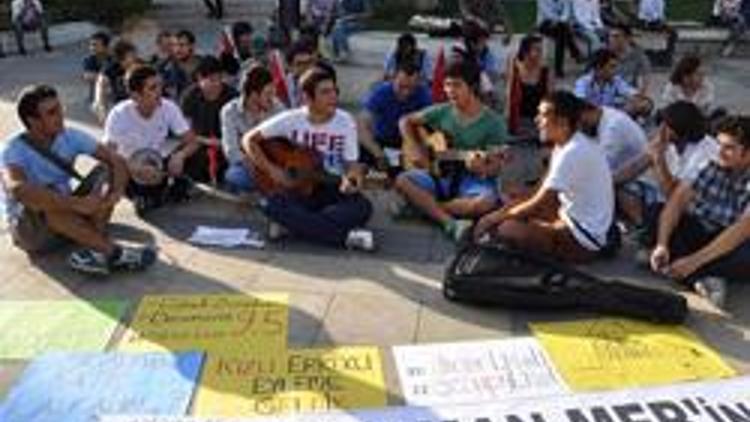 Liselilerden şarkılı protesto