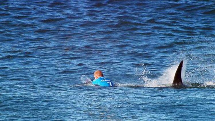 Sörfçü Mick Fanninge köpek balığı saldırdı