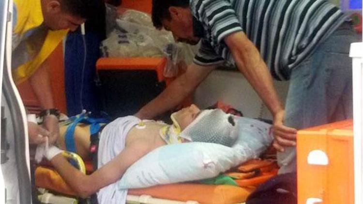Motosikletle kaza yapıp yaralanan çocuğu, babası teselli etti