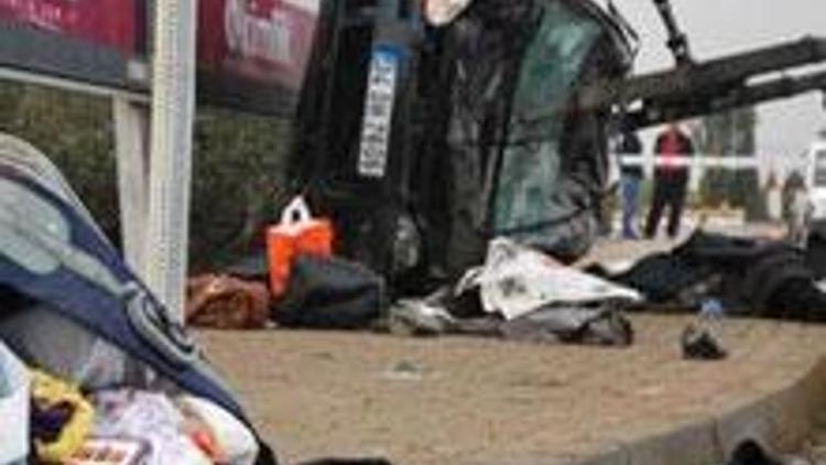 Otomobil otobüs durağına daldı: 4 ölü